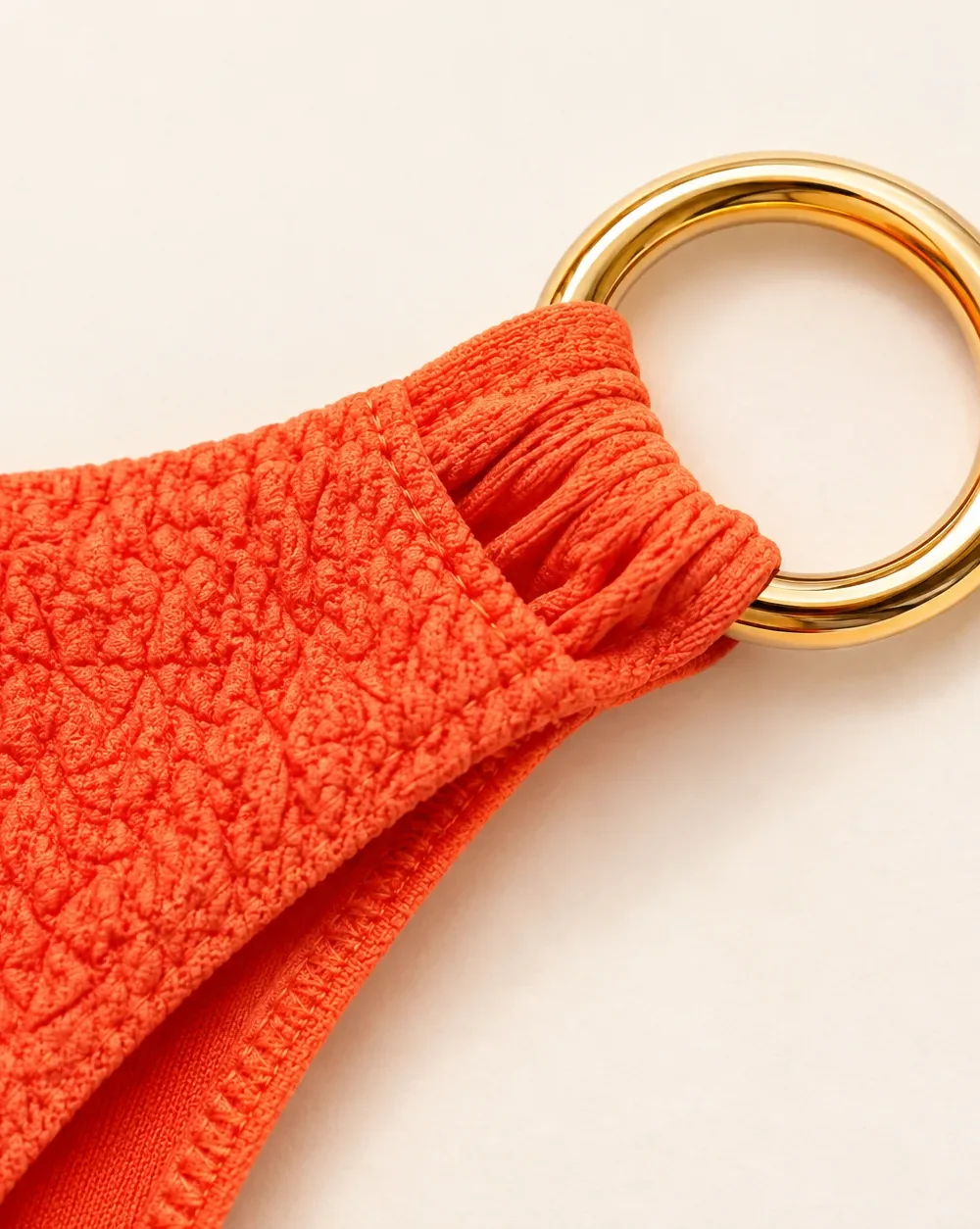 Lune Asymmetric Bottom, close-up of the gold ring