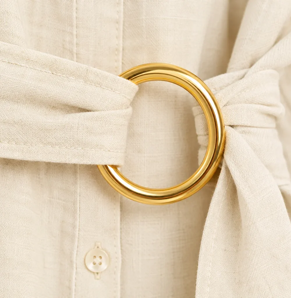 Ring-belt Beach Shirt, close-up of the gold ring