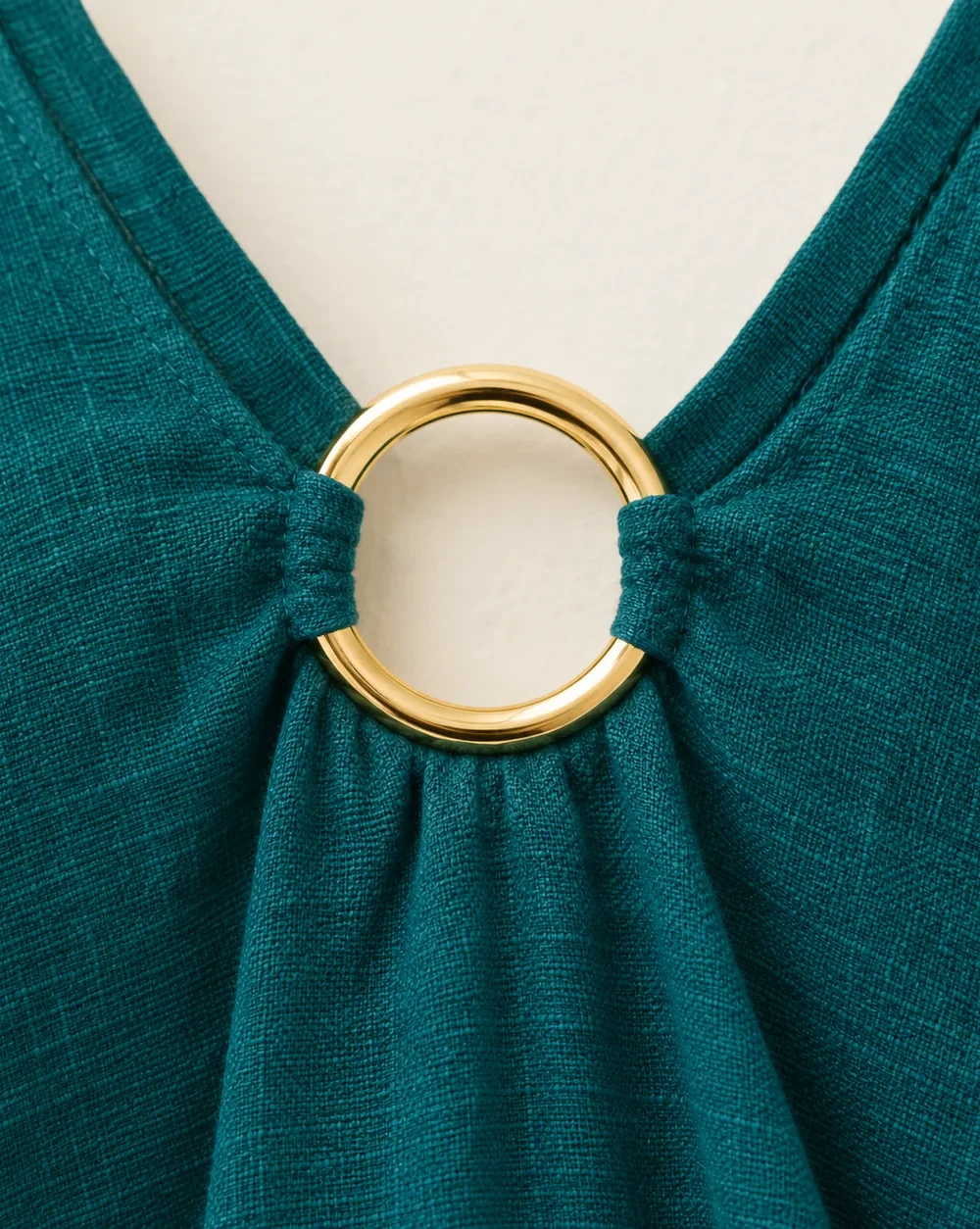Ring Kaftan, close-up of the gold ring